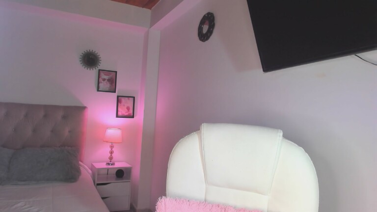 Sara019's Streamate show and profile